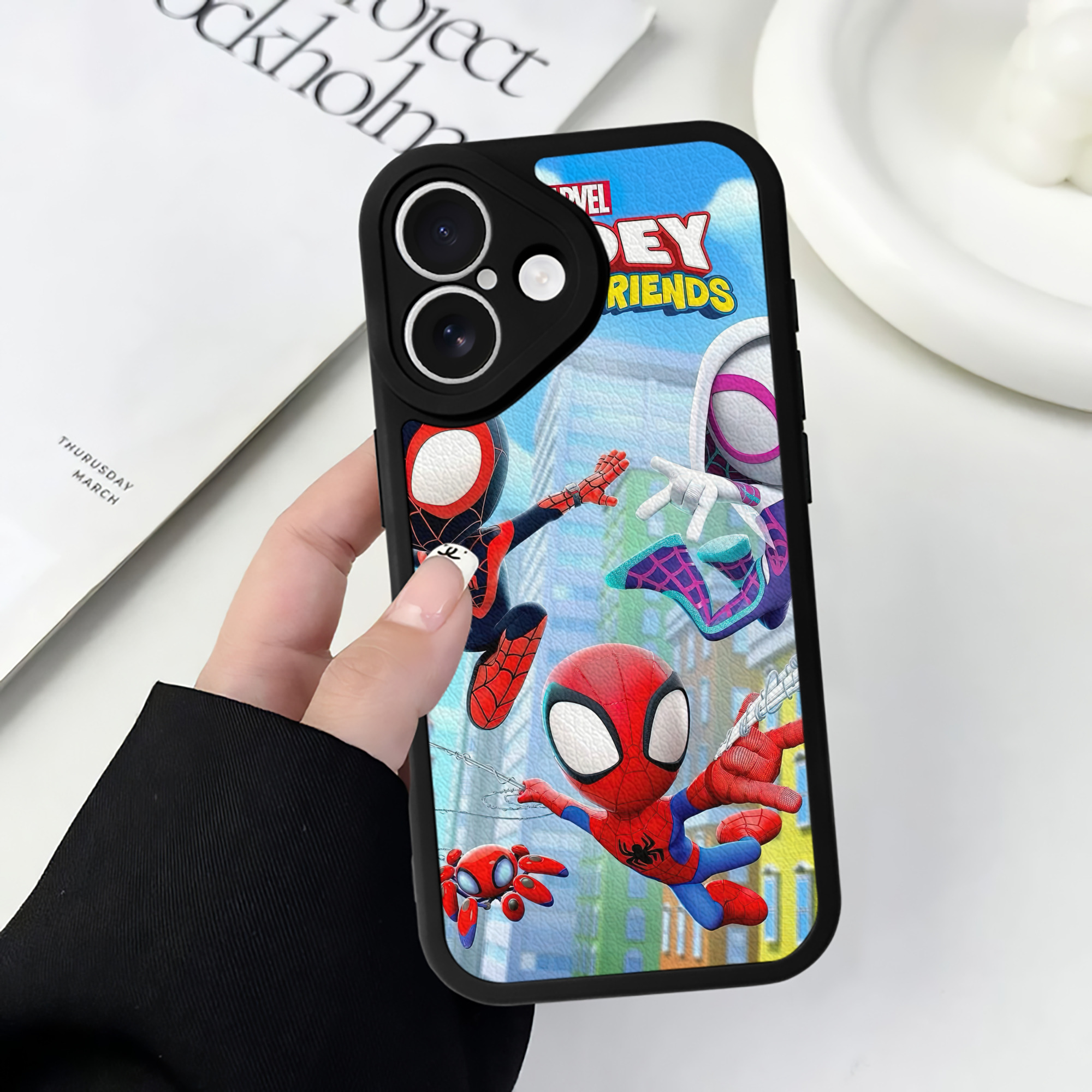 （画像用） Spider Man スパイダーマン 【iPhone 16シリーズ対応】シリコンスマホケース（レザー調） 材質：シリコン